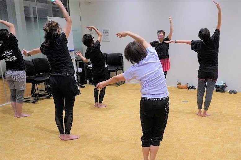 フィットネス、バレエ、ヨガの動きを取り入れたエクササイズ　バレトン