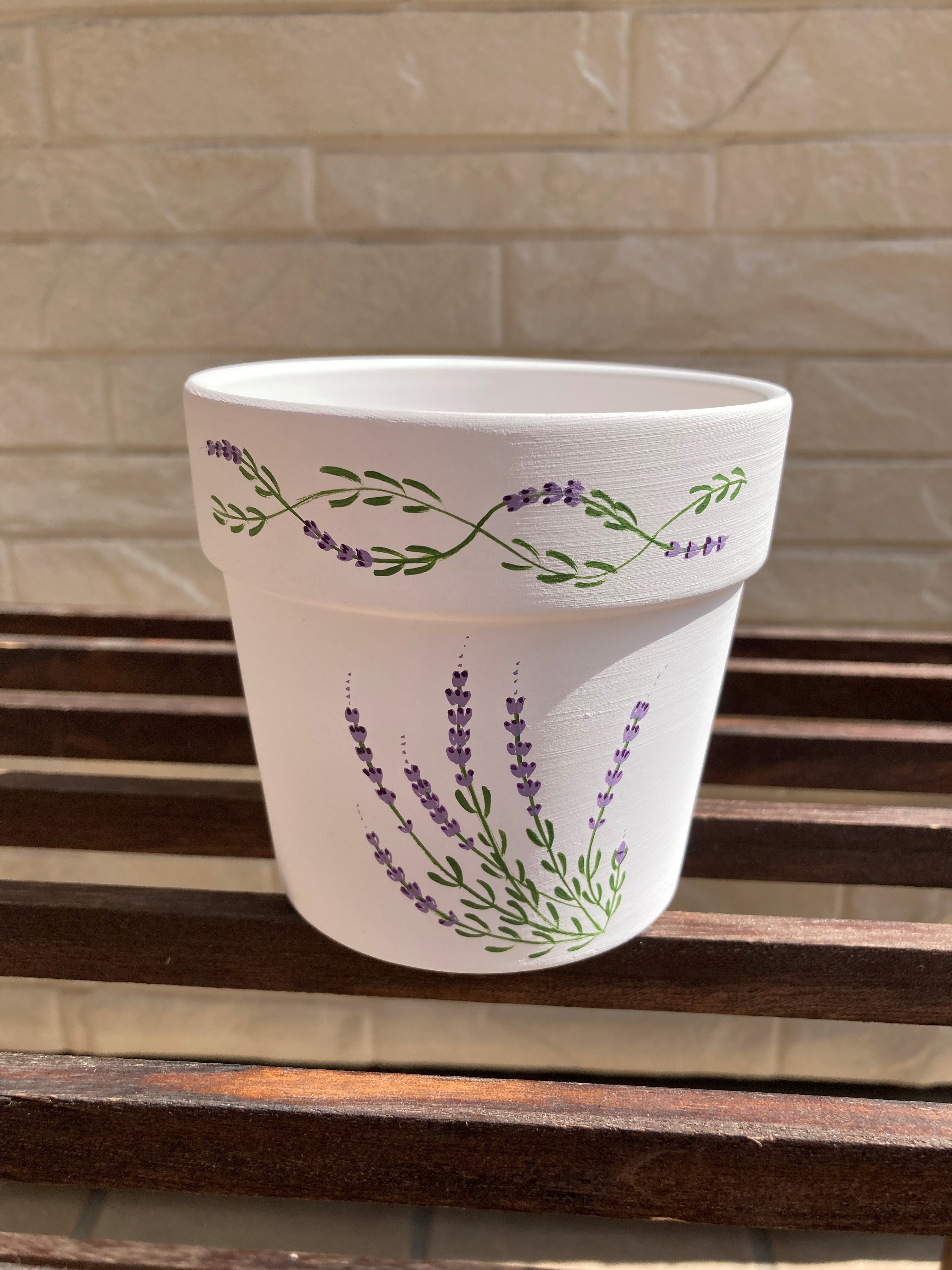 トールペイントで白い植木鉢に描きましょう～ラベンダー～